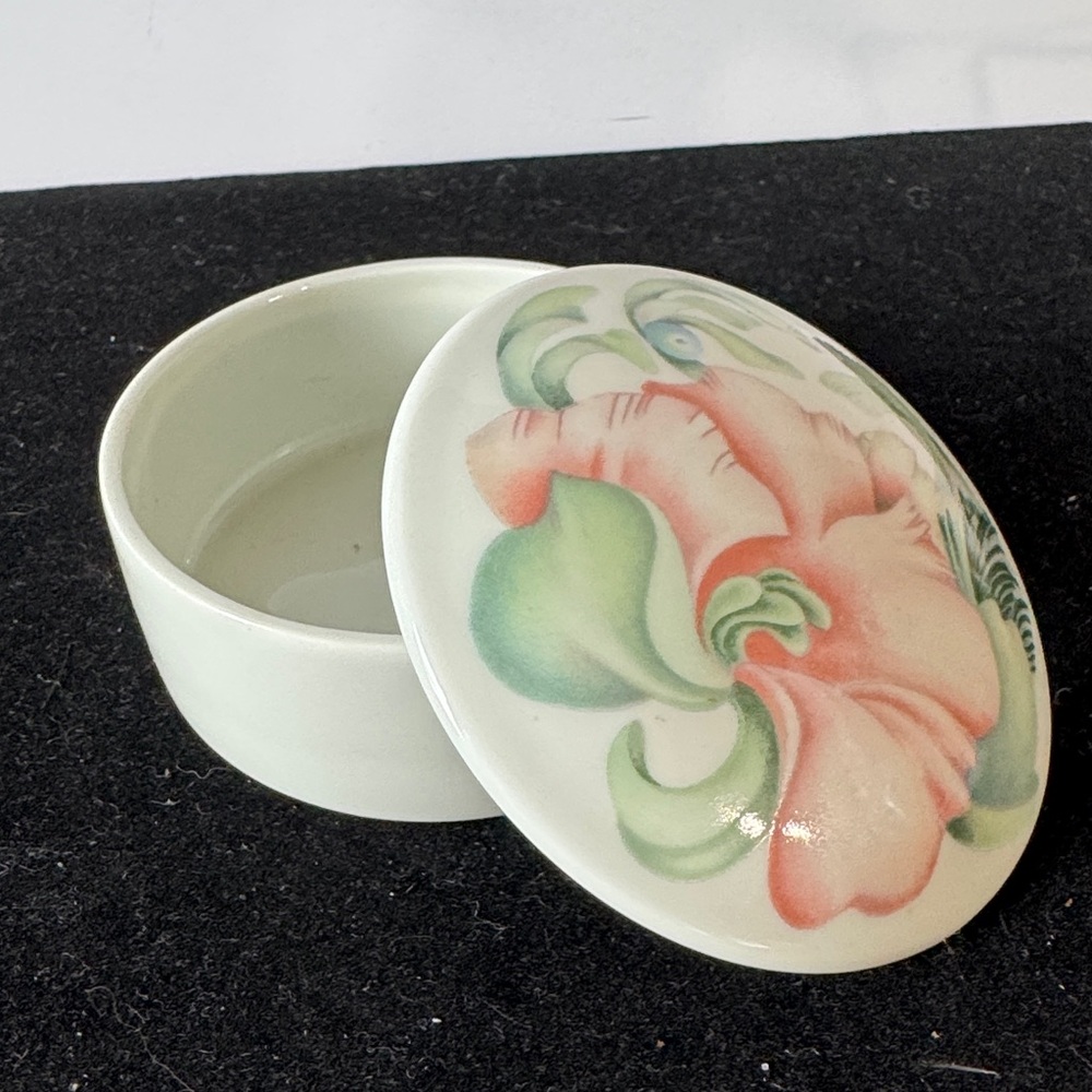 Vintage Limoges porcelain trinket box, likely a jewelry or keepsake box - Picture 3 of 5